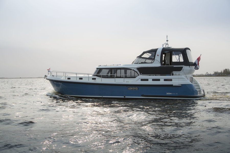 Luxury motorboats rental
